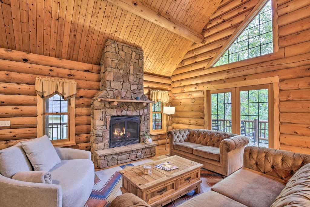 Splendid Family Cabin with Hot Tub and Grill!
